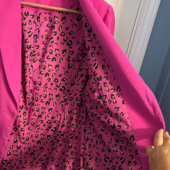 Elegant Fuchsia Blazer with Animal Print Lining - Picture 4 of 7